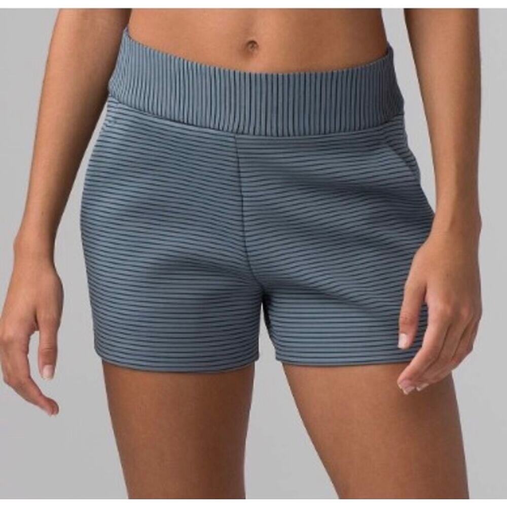 Lululemon Shaped Short (3" ) Size 4 in Sterling Gray Black Stripe GUC